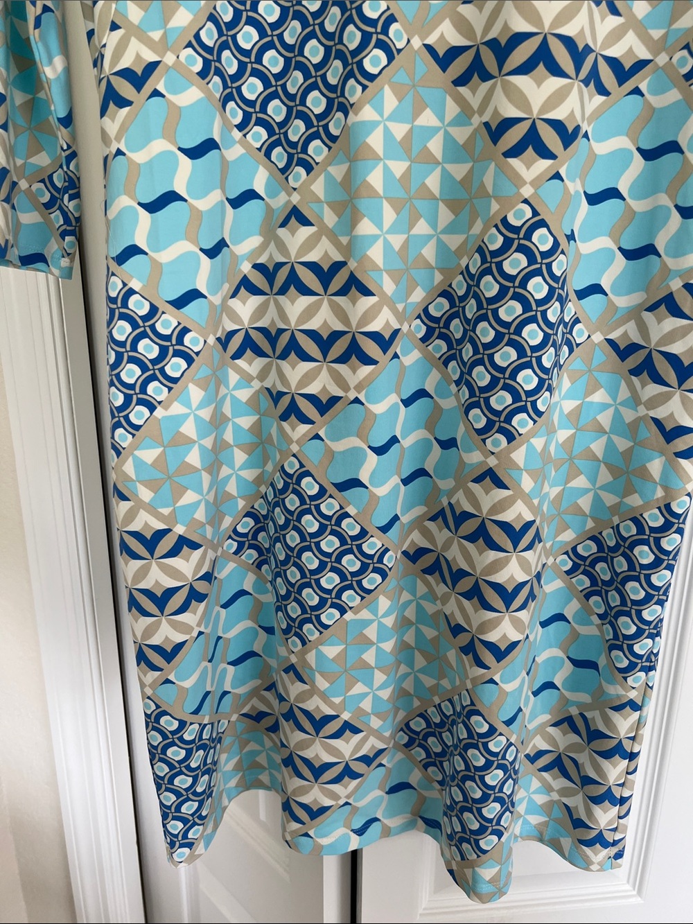 J McLaughlin Blue Geometric Midi Dress with Three-Quarter Sleeves - Picture 4 of 9